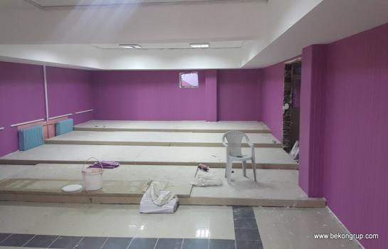 KONFERANS SALONU YAPIMI İÇİN ZEMİN BASAMAKLANDIRMA STANDARTLARIMIZ Zemin yükseltme işlemi, 40*40*2mm ve 40*60*2mm profillerden imal edilen ve çapraz kaynak tekniği ile kaynatılmış çelik ızgaradan oluşur. Çelik ızgaralar üzerine 30 mm HAMSUNTA kaplanmaktadır. Zemin yükseltme işlemi bittiğinde yükseltilmiş zemin m2 bazında 16 TON YÜK KAPASİTESİ sunarken, üzerindeki insan trafiğini absorbe etmesi açısından %2 esneme payına sahip olacaktır.  PLATFORM İÇİN GARA