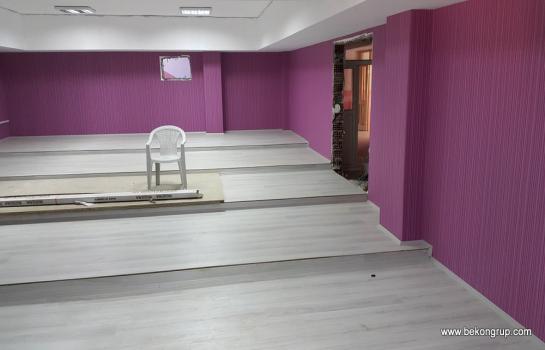 KONFERANS SALONU YAPIMI İÇİN ZEMİN BASAMAKLANDIRMA STANDARTLARIMIZ Zemin yükseltme işlemi, 40*40*2mm ve 40*60*2mm profillerden imal edilen ve çapraz kaynak tekniği ile kaynatılmış çelik ızgaradan oluşur. Çelik ızgaralar üzerine 30 mm HAMSUNTA kaplanmaktadır. Zemin yükseltme işlemi bittiğinde yükseltilmiş zemin m2 bazında 16 TON YÜK KAPASİTESİ sunarken, üzerindeki insan trafiğini absorbe etmesi açısından %2 esneme payına sahip olacaktır.  PLATFORM İÇİN GARA
