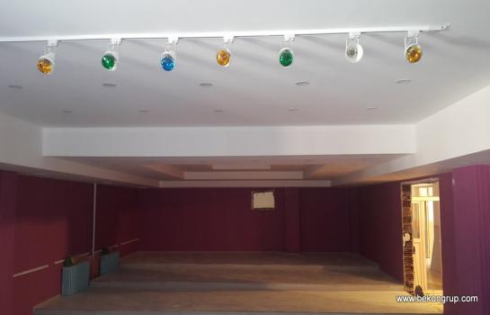 KONFERANS SALONU YAPIMI İÇİN ZEMİN BASAMAKLANDIRMA STANDARTLARIMIZ Zemin yükseltme işlemi, 40*40*2mm ve 40*60*2mm profillerden imal edilen ve çapraz kaynak tekniği ile kaynatılmış çelik ızgaradan oluşur. Çelik ızgaralar üzerine 30 mm HAMSUNTA kaplanmaktadır. Zemin yükseltme işlemi bittiğinde yükseltilmiş zemin m2 bazında 16 TON YÜK KAPASİTESİ sunarken, üzerindeki insan trafiğini absorbe etmesi açısından %2 esneme payına sahip olacaktır.  PLATFORM İÇİN GARA