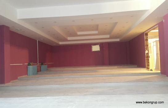 KONFERANS SALONU YAPIMI İÇİN ZEMİN BASAMAKLANDIRMA STANDARTLARIMIZ Zemin yükseltme işlemi, 40*40*2mm ve 40*60*2mm profillerden imal edilen ve çapraz kaynak tekniği ile kaynatılmış çelik ızgaradan oluşur. Çelik ızgaralar üzerine 30 mm HAMSUNTA kaplanmaktadır. Zemin yükseltme işlemi bittiğinde yükseltilmiş zemin m2 bazında 16 TON YÜK KAPASİTESİ sunarken, üzerindeki insan trafiğini absorbe etmesi açısından %2 esneme payına sahip olacaktır.  PLATFORM İÇİN GARA