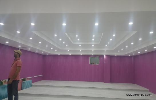  konferans salon  yapımı Alçıpan Tavan yapılması akustik duvar kağıdı yapılması konferans koltuğu monyaj yapılması  zemin  yükseltme yapılamsı  sahne yapılması