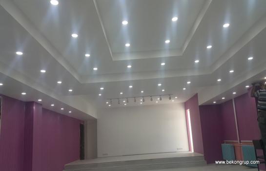  konferans salon  yapımı Alçıpan Tavan yapılması akustik duvar kağıdı yapılması konferans koltuğu monyaj yapılması  zemin  yükseltme yapılamsı  sahne yapılması 