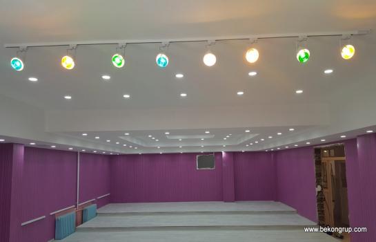 KONFERANS SALONU YAPIMI İÇİN ZEMİN BASAMAKLANDIRMA STANDARTLARIMIZ Zemin yükseltme işlemi, 40*40*2mm ve 40*60*2mm profillerden imal edilen ve çapraz kaynak tekniği ile kaynatılmış çelik ızgaradan oluşur. Çelik ızgaralar üzerine 30 mm HAMSUNTA kaplanmaktadır. Zemin yükseltme işlemi bittiğinde yükseltilmiş zemin m2 bazında 16 TON YÜK KAPASİTESİ sunarken, üzerindeki insan trafiğini absorbe etmesi açısından %2 esneme payına sahip olacaktır.  PLATFORM İÇİN GARA
