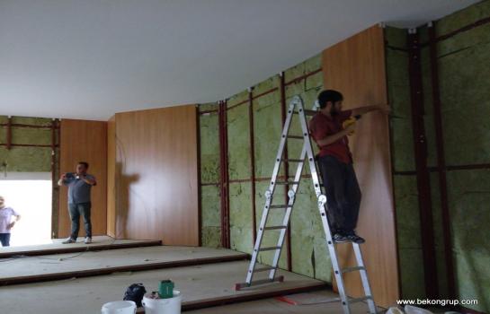  konferans salon yapımı  kolej konferans salon çalışması konferans salon ışıklandırma yapımı konferans salon akustik ahşap yapımı  konferans koltuğu yapımı