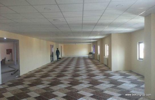 Toplantı salonu yapımı zemin yükseltme  yapımı konferans salon pıroje uygulaması konferan salon  koltuğu ses sistemi sahne ışıklamdırma